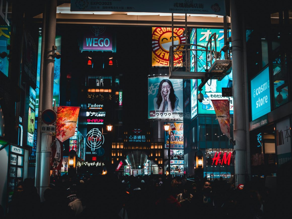 Digital Signage: The Ultimate Guide to Creating Engaging & Effective Displays